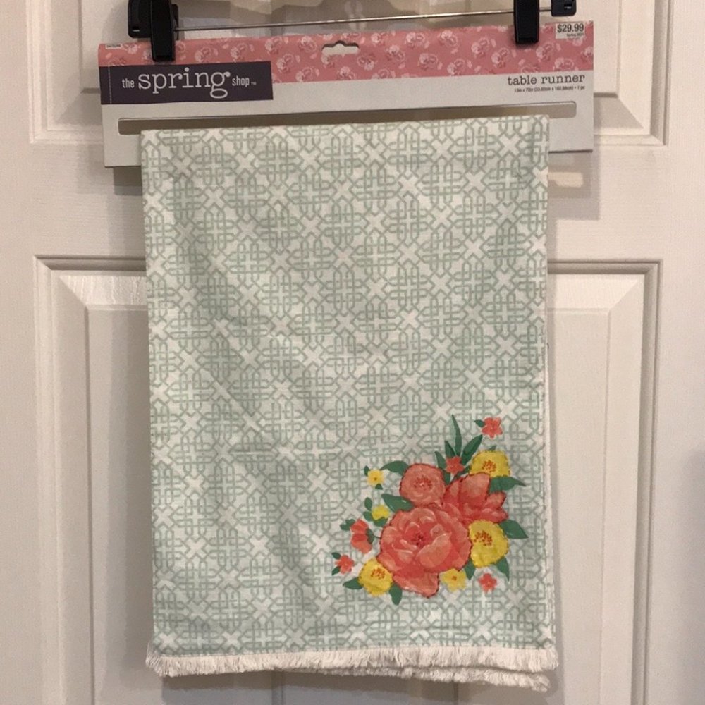 Embroidered Floral Tablerunner NWT